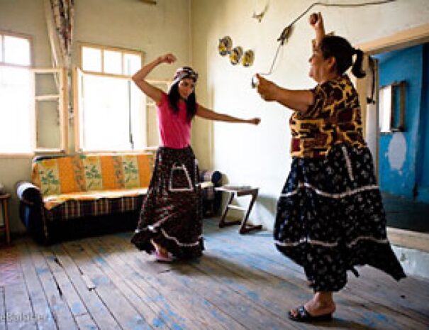 roman-dance-class-the-traditional-dance-of-turkish-gypsies-94-900x600